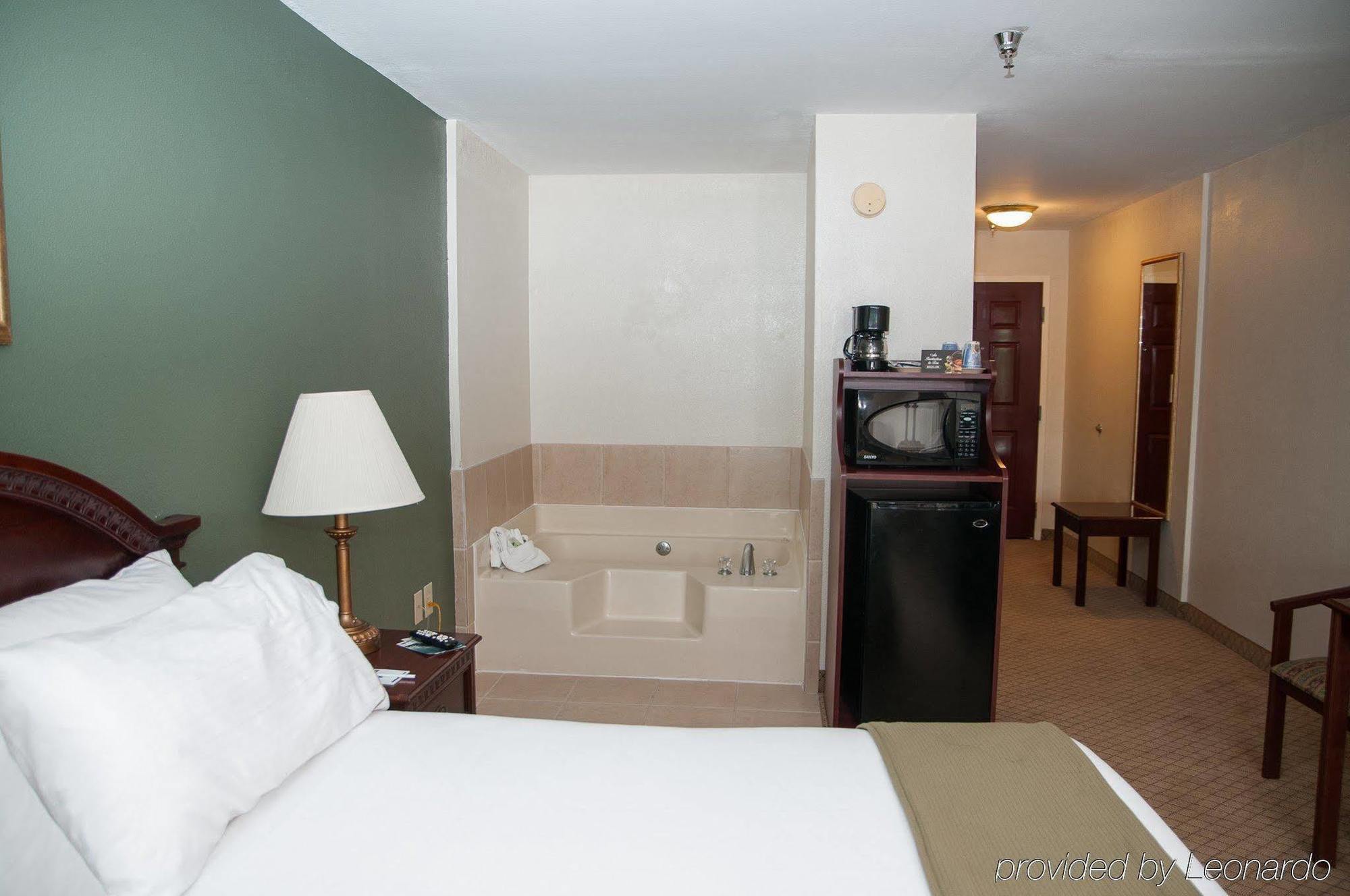 Baymont By Wyndham Montgomery South Extérieur photo